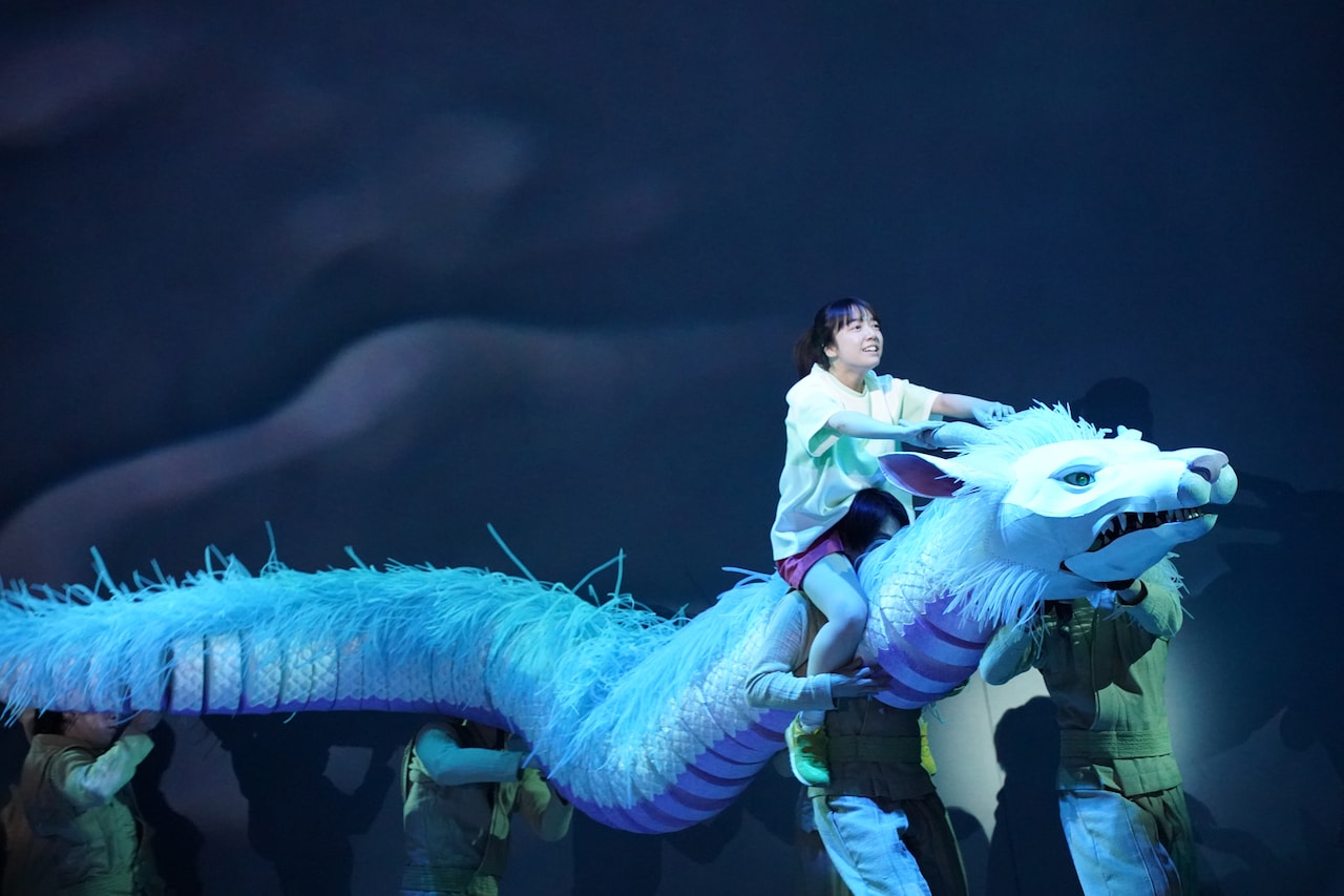 舞台「千と千尋の神隠しSpirited Away」より、上白石萌音演じる千尋