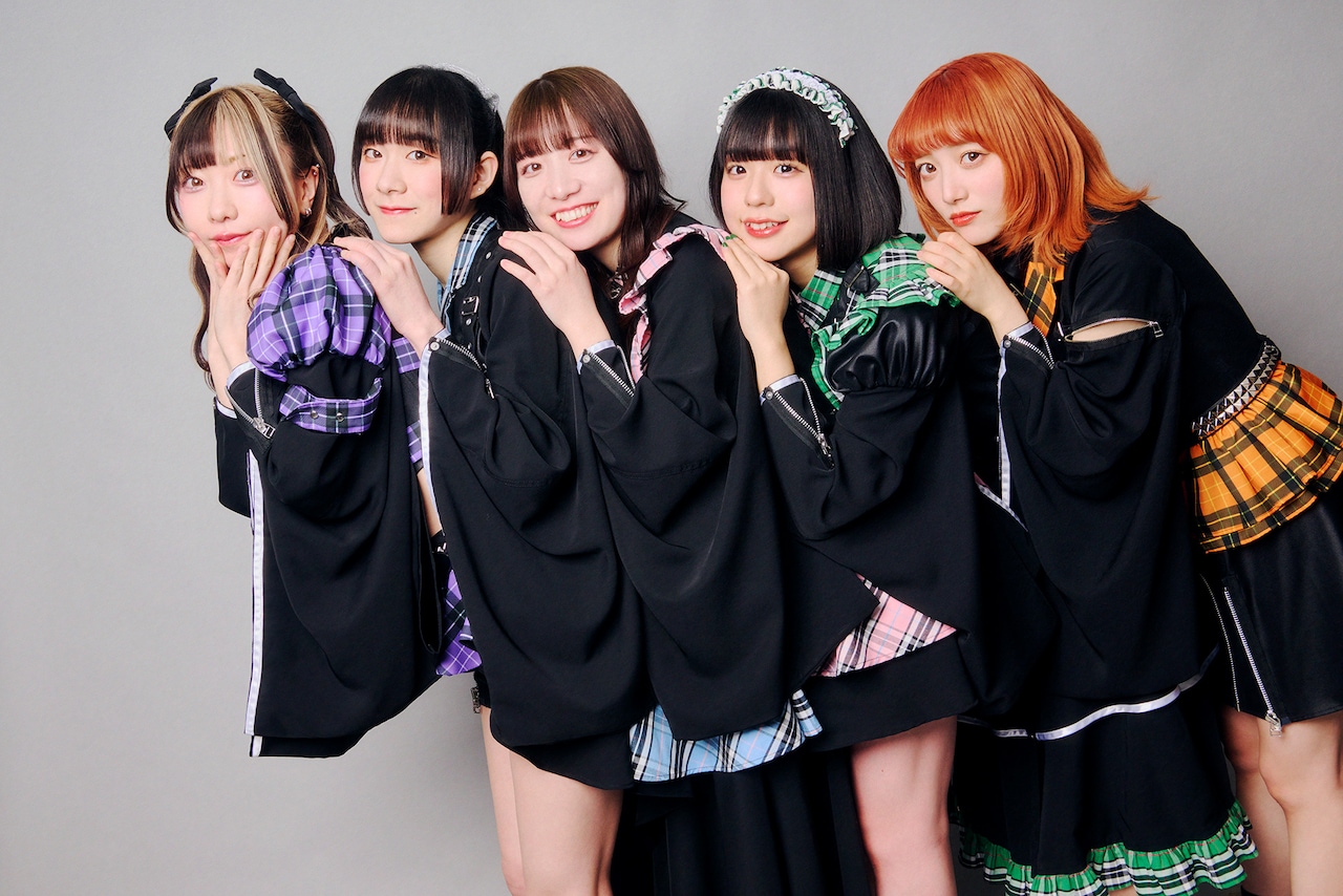 三浦春馬＆水原希子が香港の街を満喫、「進撃の巨人」後編ワールド