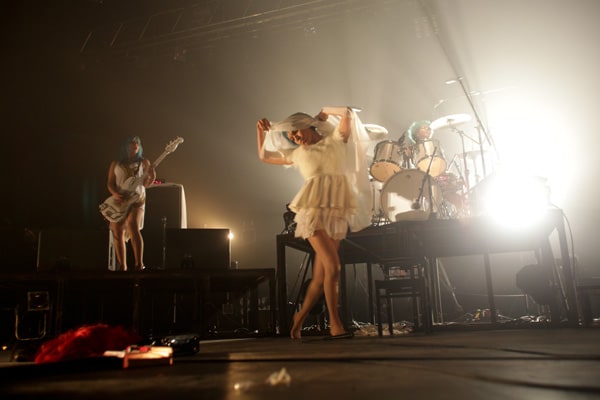 女王蜂「白兵戦」発売記念アヴちゃんインタビュー - 音楽ナタリー 特集