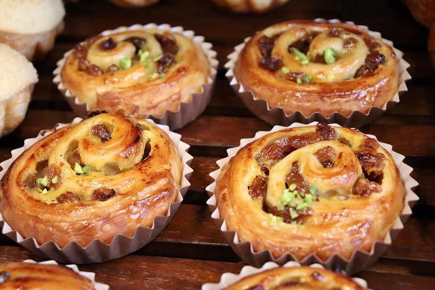 季節のフルーツデニッシュに新しく佐藤錦のデニッシュが加わっています