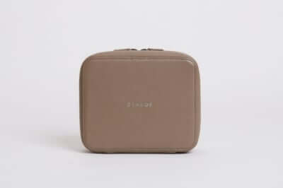 ガジェットもオシャレに持ち運びたい！本格レザーのガジェットポーチ