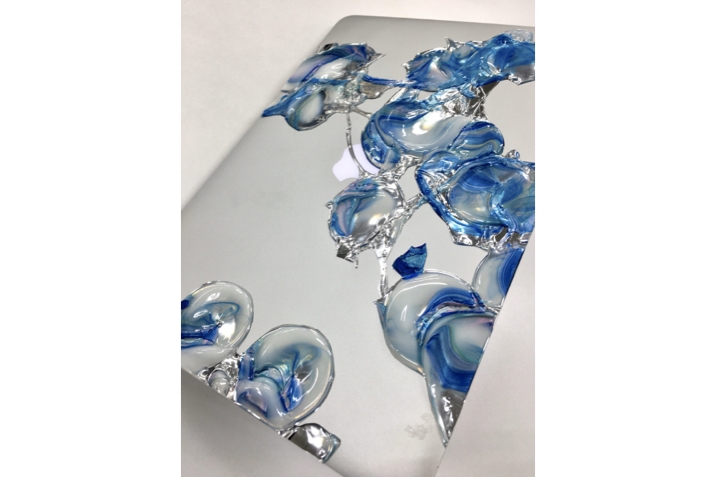 あのステッカー”で知られる、はくいきしろいの個展が、表参道ROCKETに