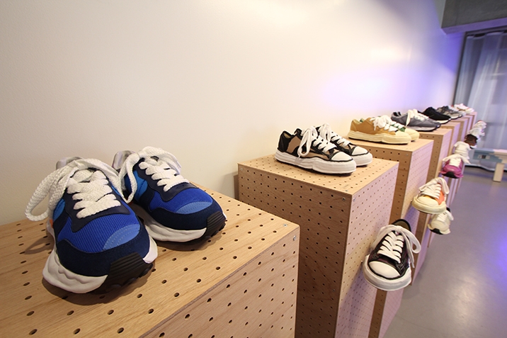 ミハラヤスヒロの友人？ “靴紐結べな君”プロデュースのスニーカー