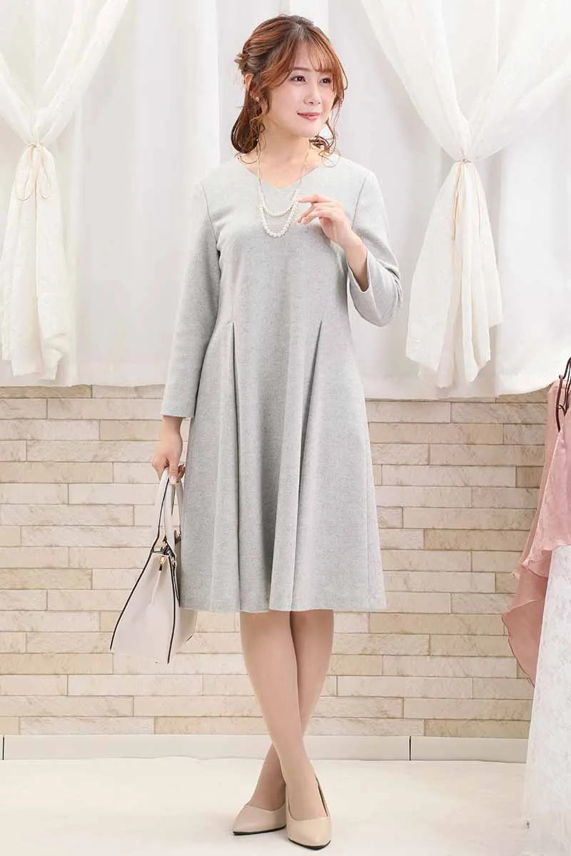 ライトグレーのVネックフィット＆フレアワンピース[M] UNTITLEDの