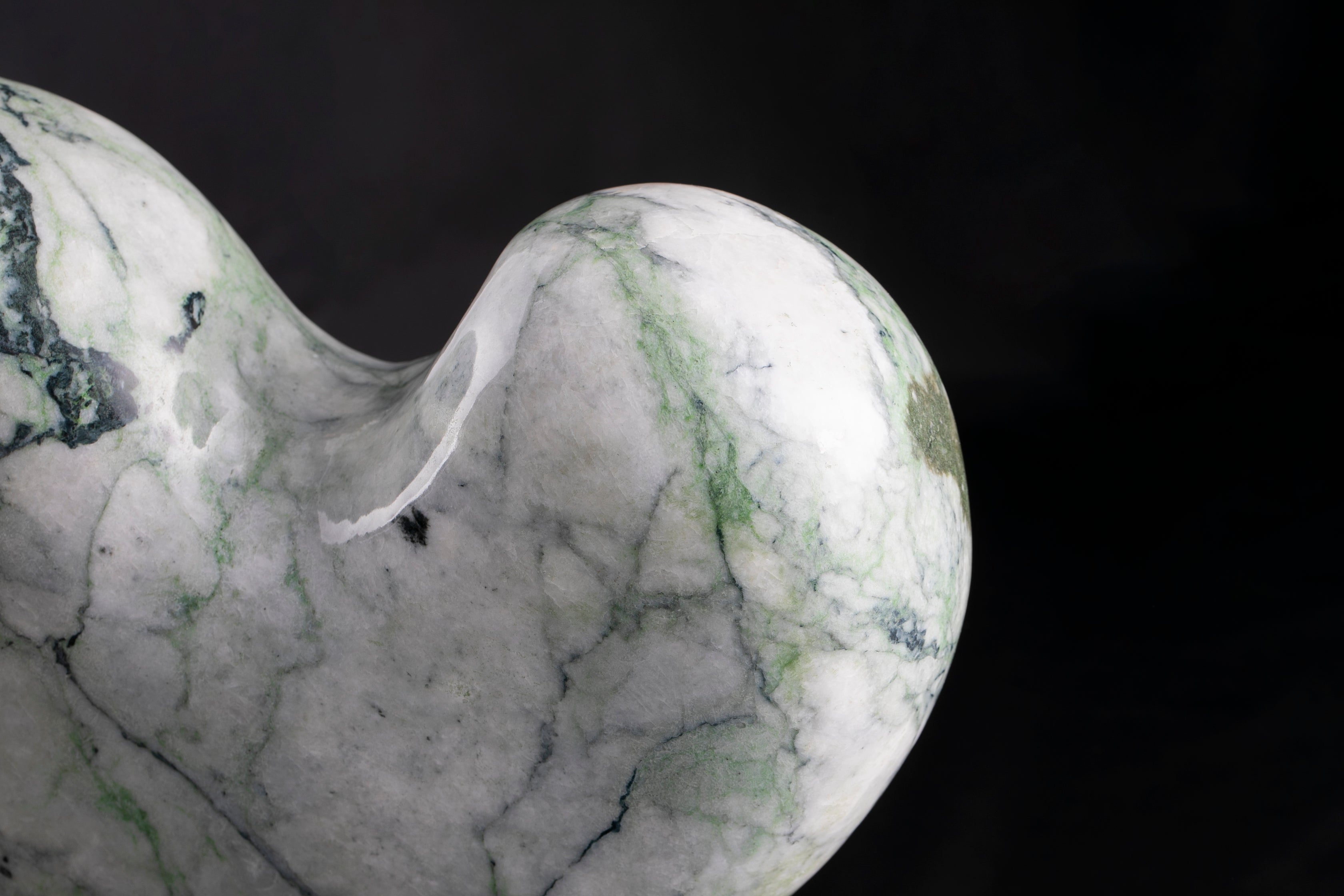 最強のまがたま見参】プレミアム・糸魚川翡翠 勾玉/23.85kg