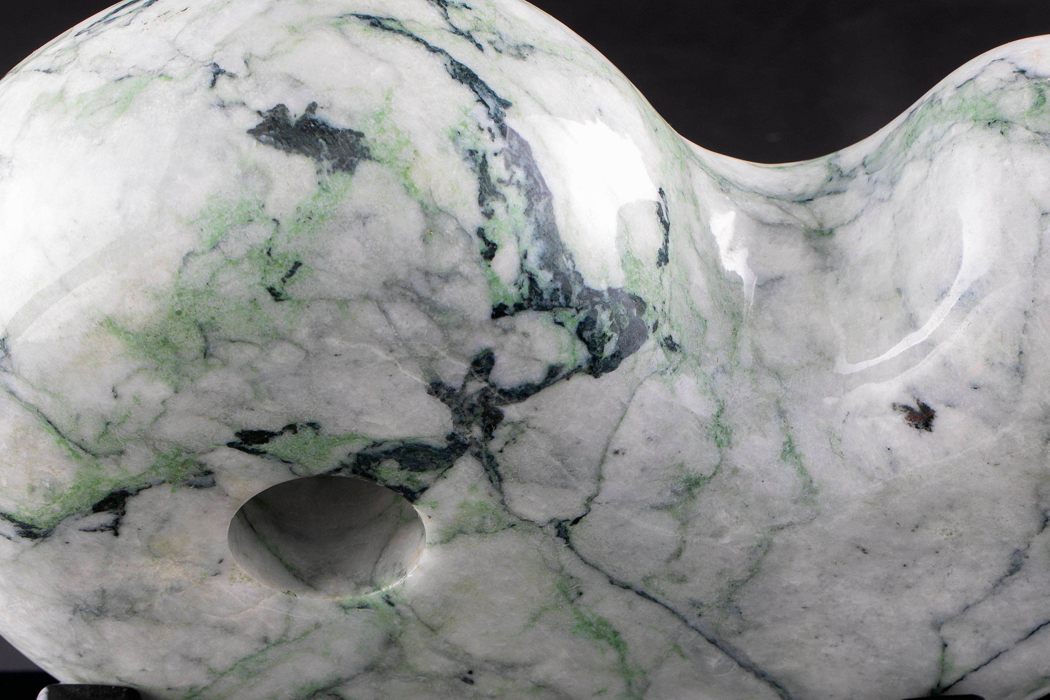 最強のまがたま見参】プレミアム・糸魚川翡翠 勾玉/23.85kg