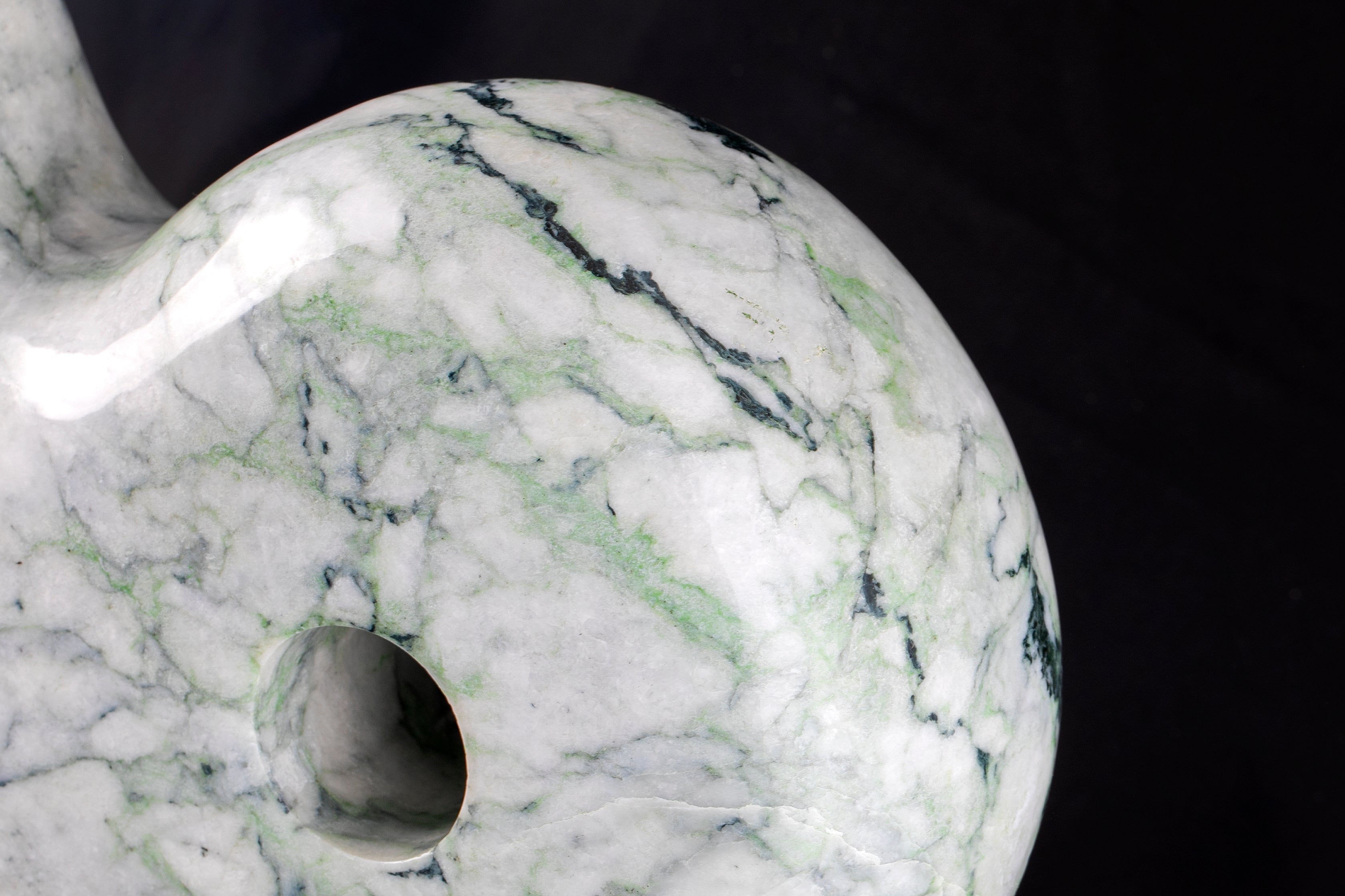 最強のまがたま見参】プレミアム・糸魚川翡翠 勾玉/23.85kg