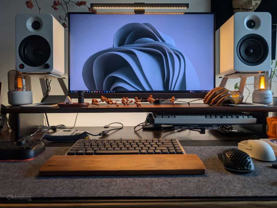 WORLD GADGETSのウォールナットデスクシェルフは男の書斎感を倍増