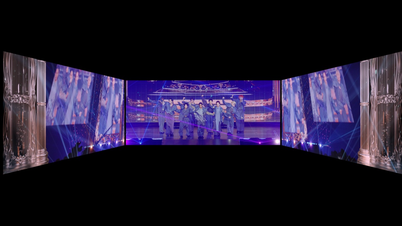 ライブ会場でも味わえない！3面スクリーン＆演出＆モーションシートの