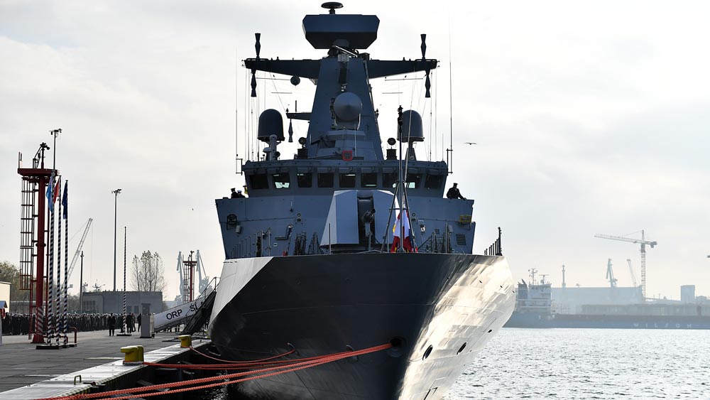 ポーランドの新型哨戒艦シュラザック 海軍創設101年の記念日に就役