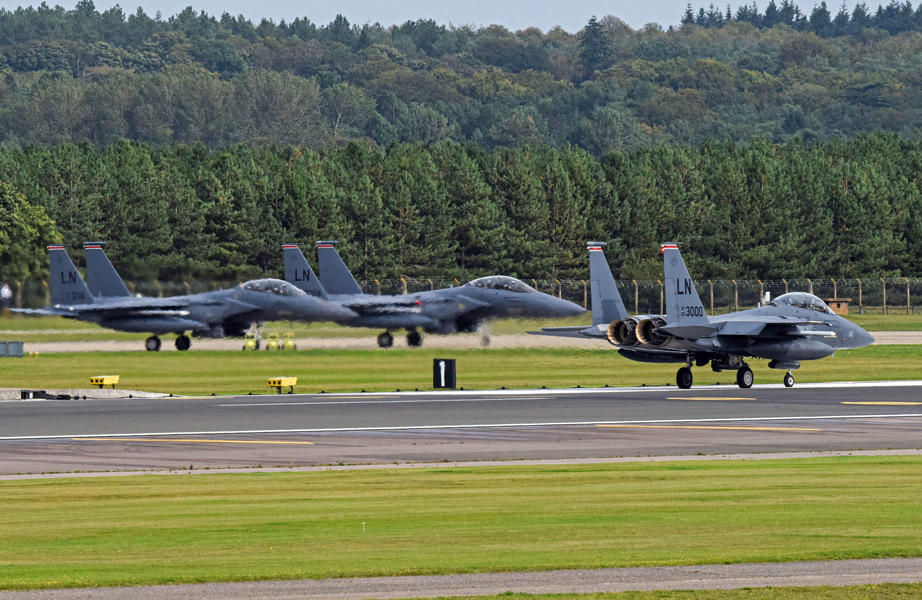 イギリス駐留のアメリカ空軍F-15 別の基地への機動展開訓練を実施