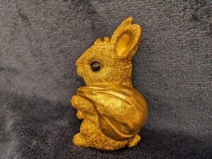 うさぎが打ち出の小槌と福袋を併せ持つ「金運黄金大明神（大黒うさぎ）」