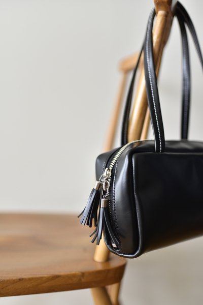 艶やかレザーのキューブバッグ – OURHOME