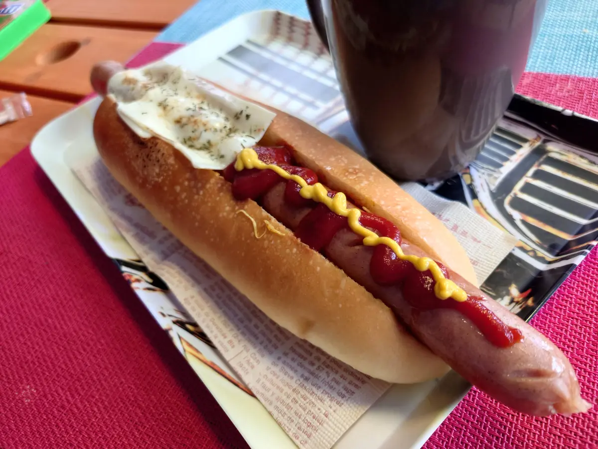 旭川】2倍サイズの巨大ホットドッグに驚愕！住宅街の隠れ家『あるよ