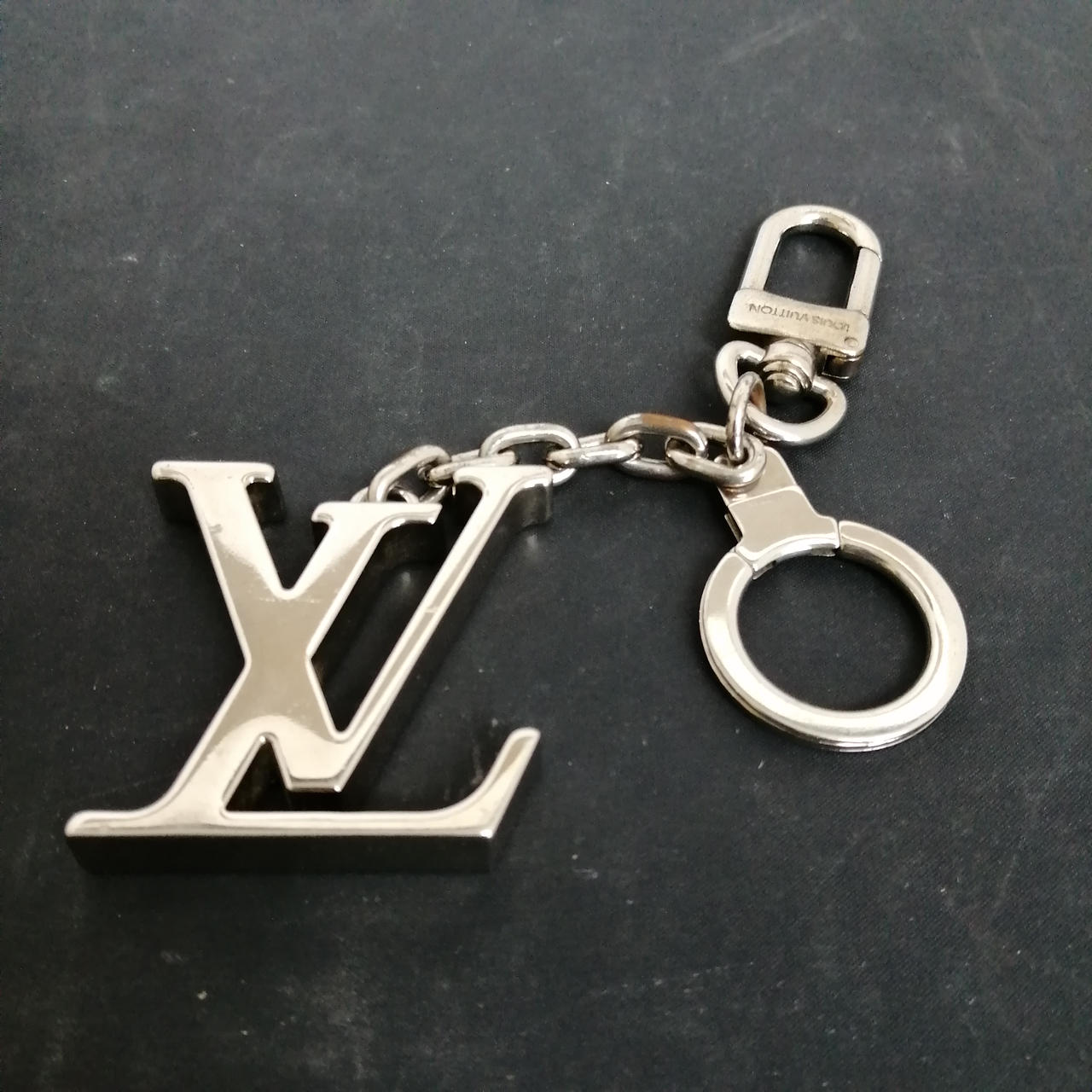 ルイヴィトン(LOUIS VUITTON)|キーホルダー・LV イニシャル|【ハード