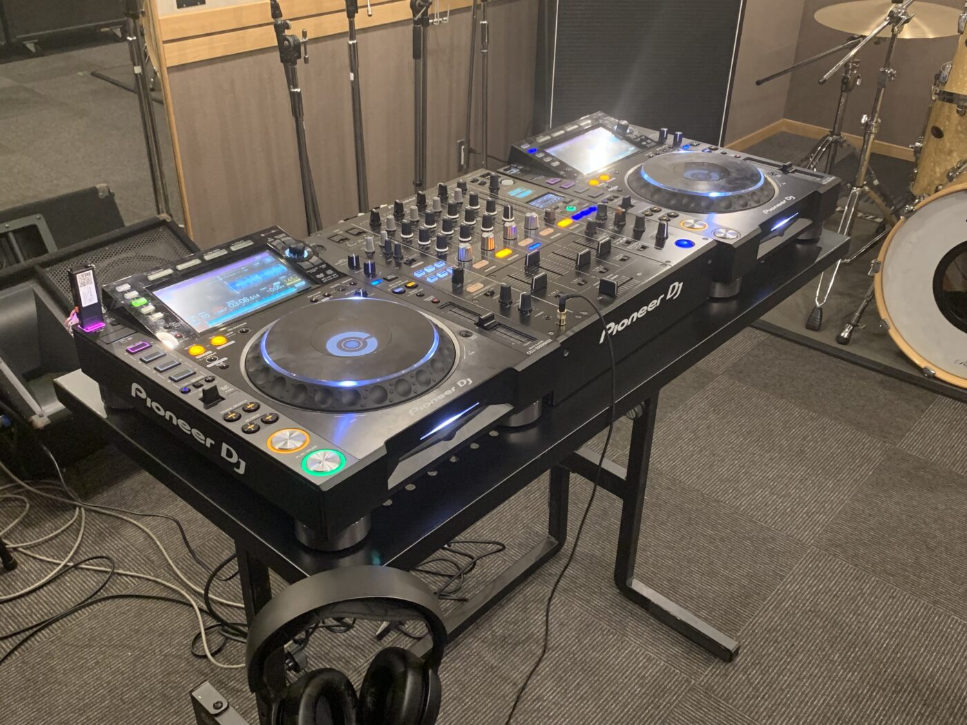 AスタジオでPioneer DJM-900NXS2 & Pioneer CDJ-2000NXS2のDJ機材