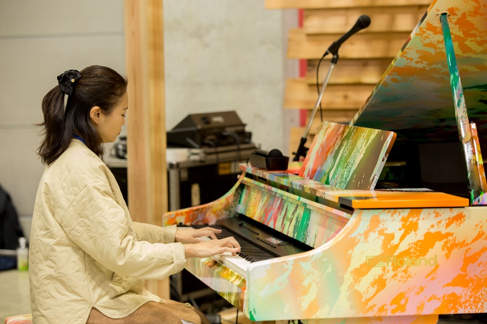 パラリンアートデザインのラッピングピアノのミニ演奏会イベントが開催