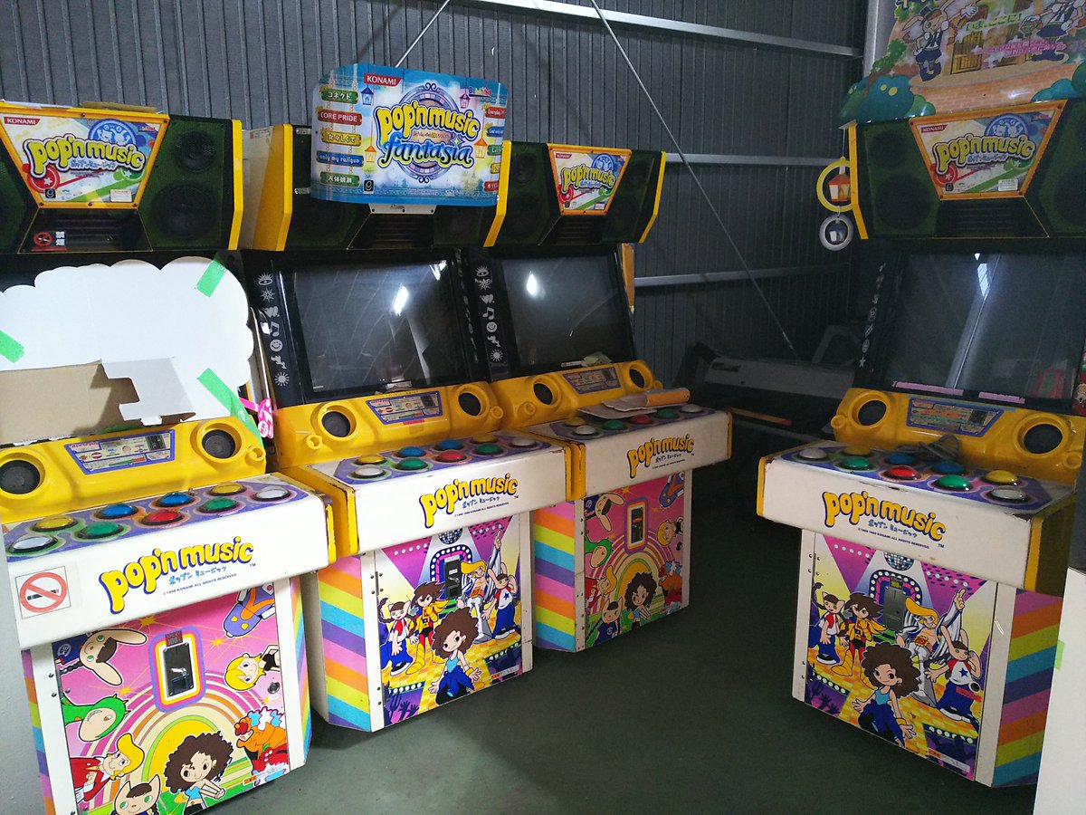 倉庫の奥に黄色筐体（初期）のポップンを発見。 コナミ ポップン