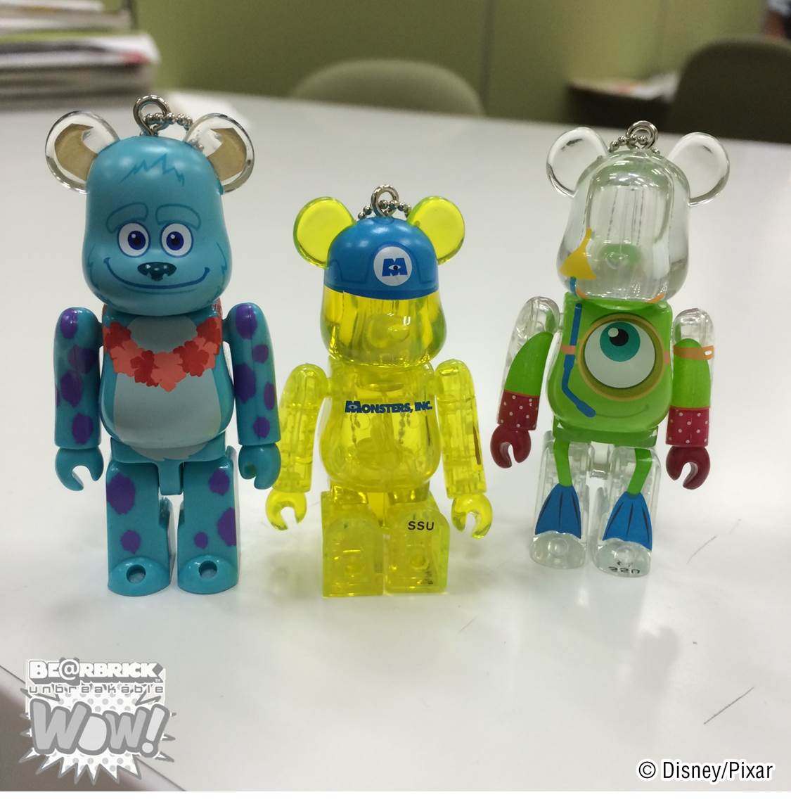 モンスターズ・インクから。サリーはレイをかけていて、マイクは