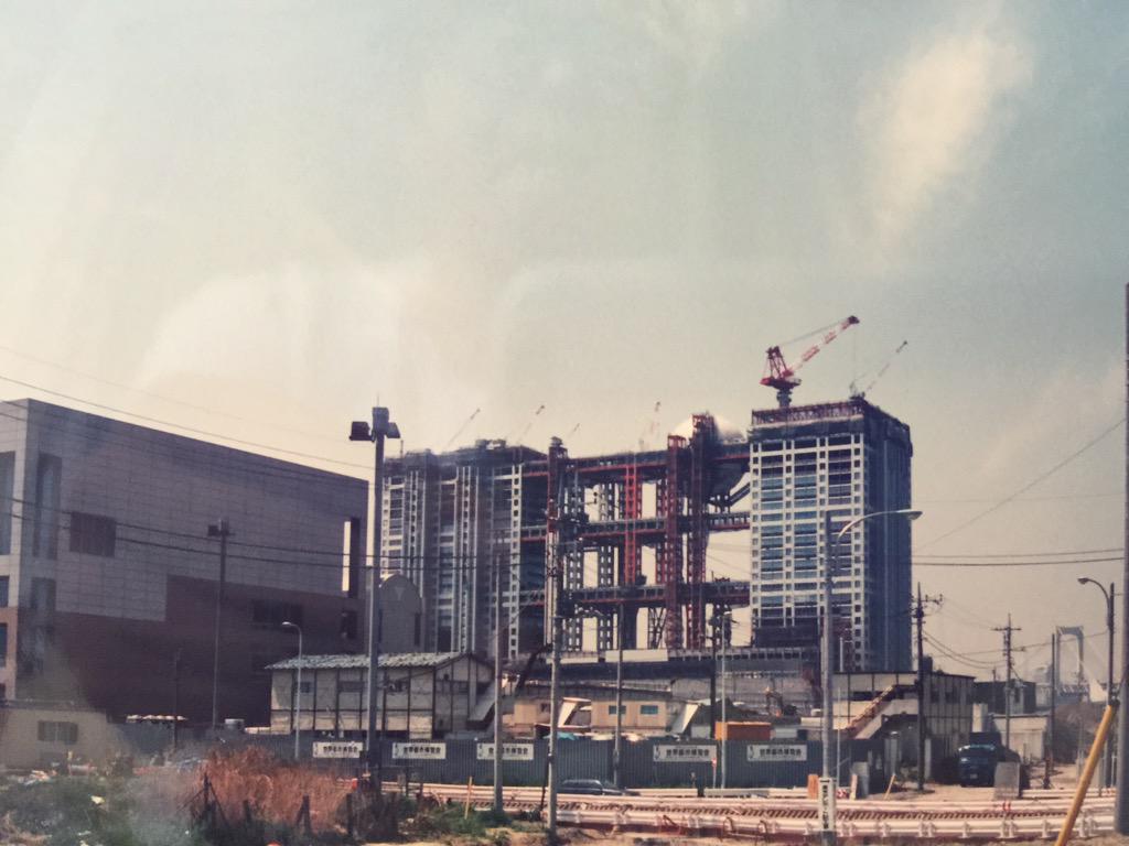 この建設中のフジテレビお台場社屋は修学旅行の時にシーバスで東京湾を