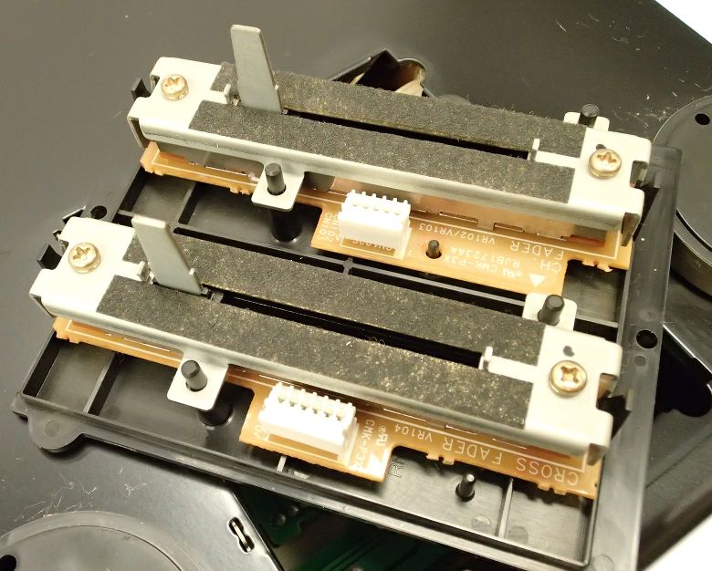 SH-DJ1200のクロスフェーダーのコネクタ部は、線が6本入るようになっ