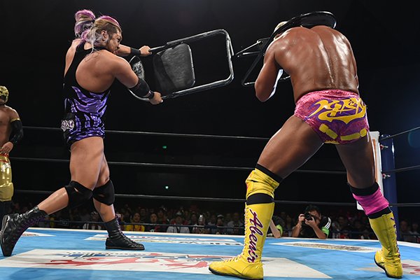 第4試合後、EVILがパイプ椅子をフルスイングで、本間をKO！ スマホ