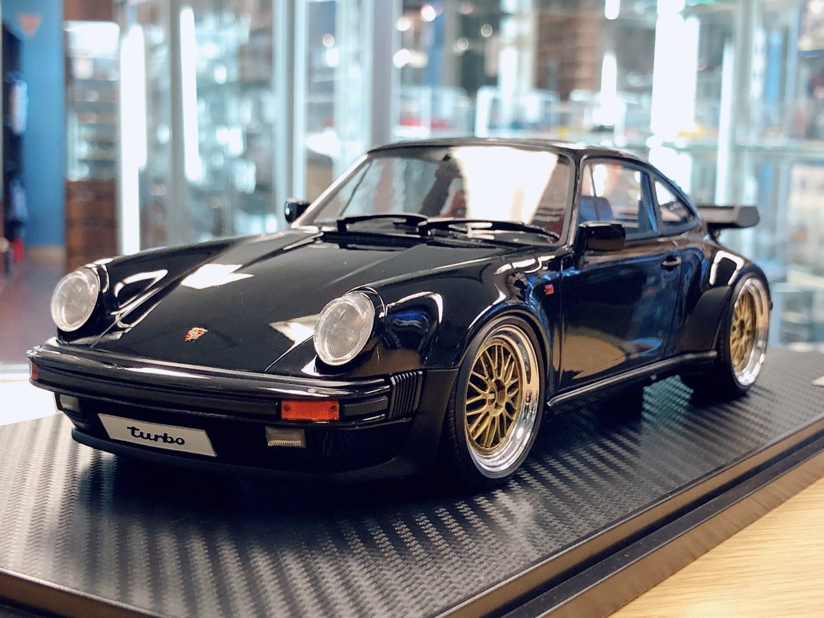 イグニッションモデルの新商品、 1/18スケール ポルシェ 911 (930