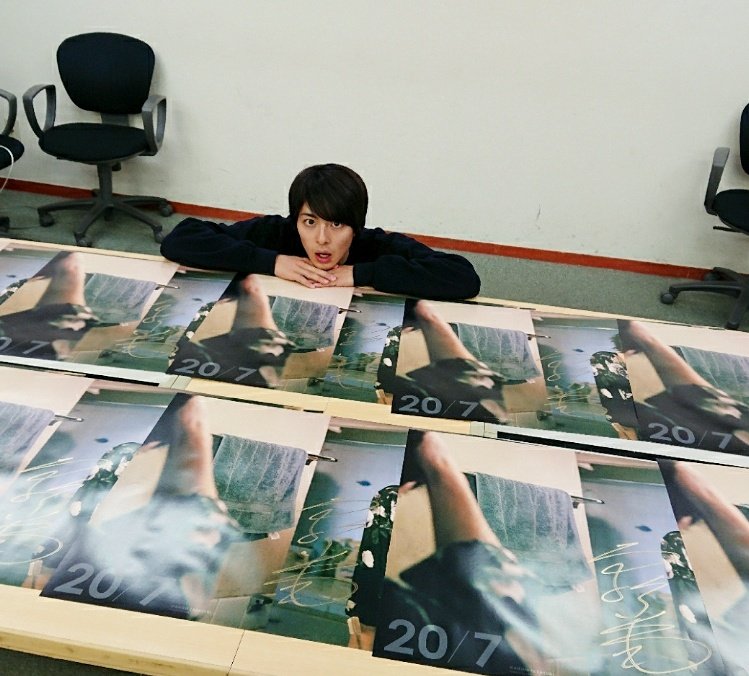 写真集「20/7」重版記念キャンペーンのポスターにやっとサインできまし