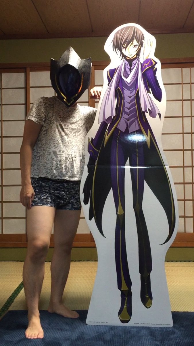 等身大パネルのルルーシュ今届いた！ でけー！ ほそー！ 俺の体型やべ