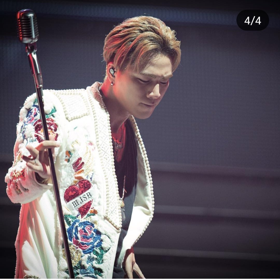 このセンター分けも好き😍❤ マイクスタンド持つ指がセクシー💙 #登坂