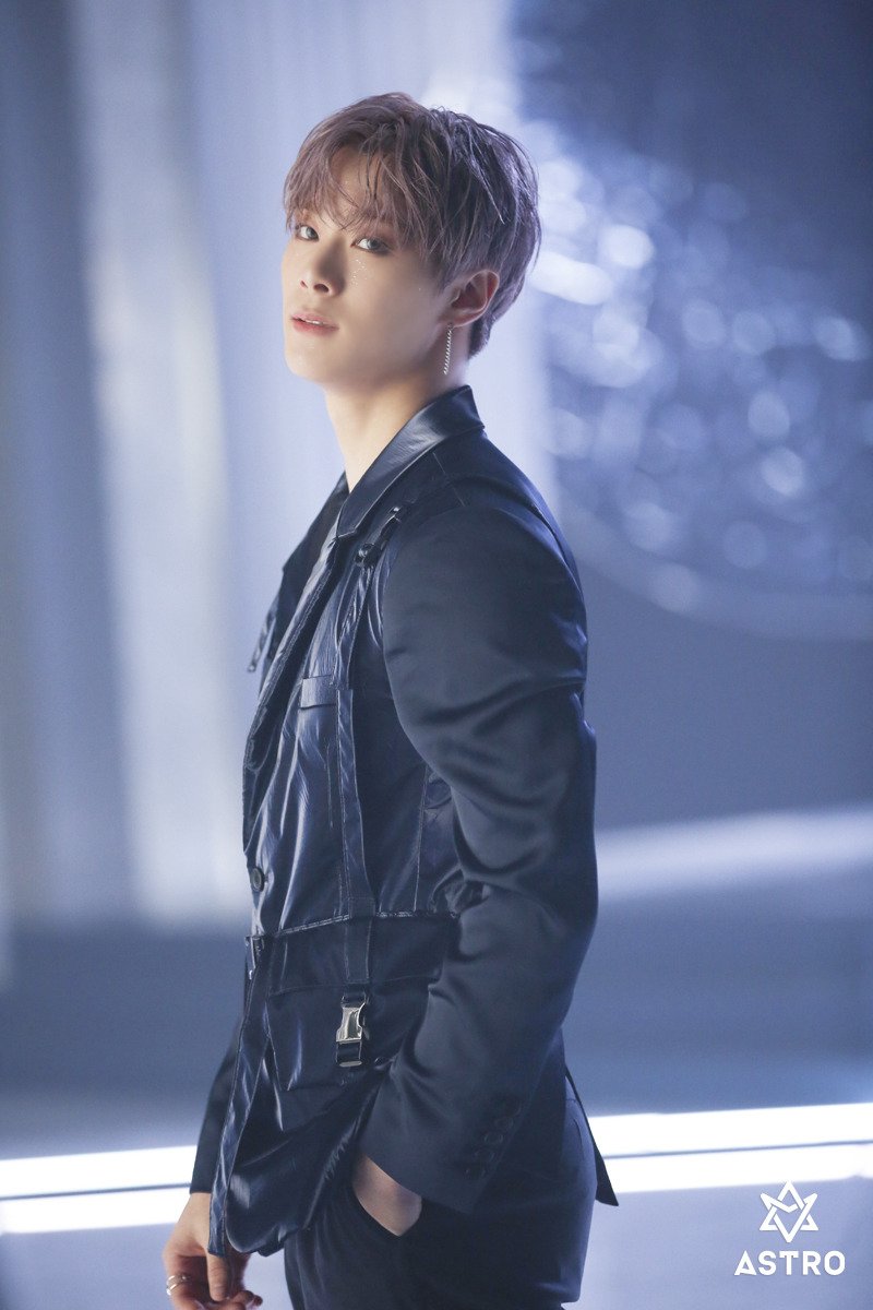 Pic]@ASTRO_Staff twitter update ASTRO #BLUEFLAME M/V behind the