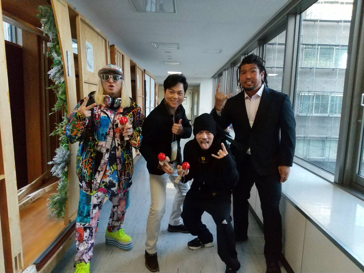 いよいよ紅白歌合戦始まった！ 準備は万端。 みんなで士気も高めあとは