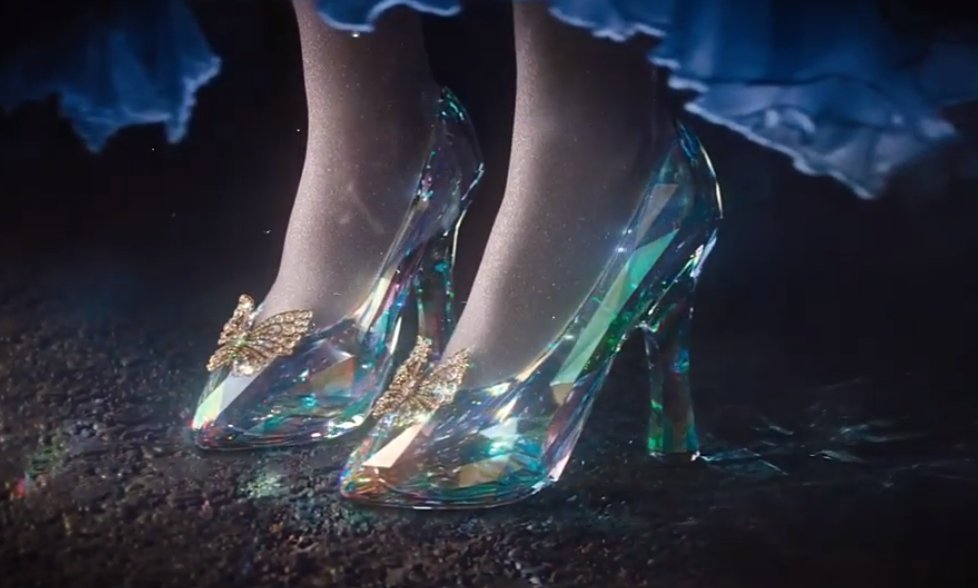 映画の撮影用の小道具としてガラスの靴が用意されたが、シンデレラ役の