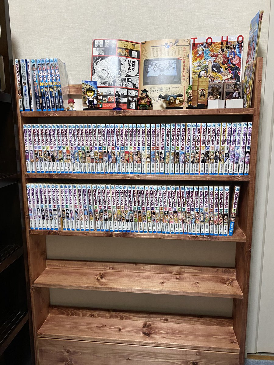 本棚作ったので当選したONE PIECE全巻をようやく並べることが出来まし
