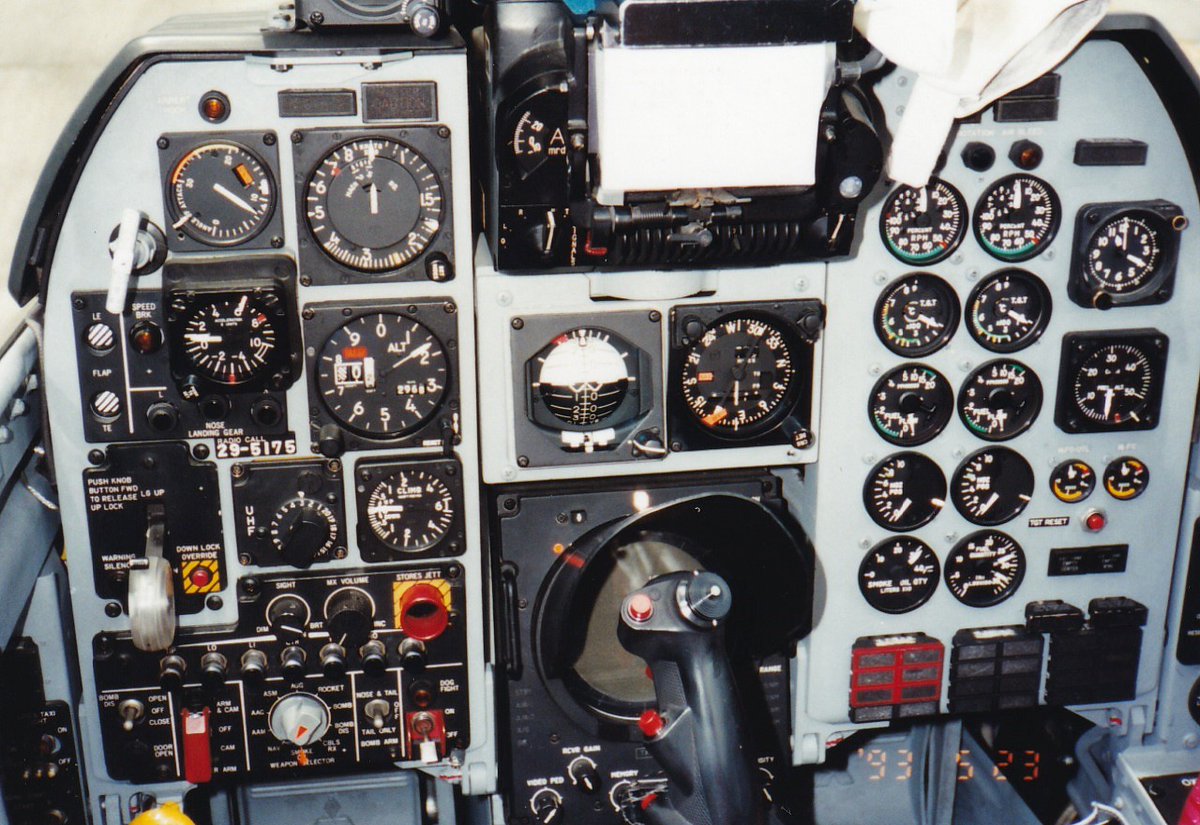 航空自衛隊練習機T-2（29－5175）のコックピット内です。正面
