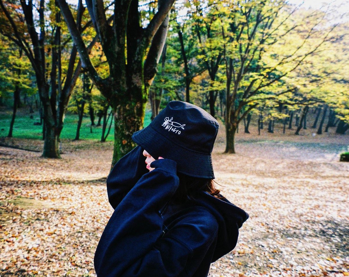 新しいGOODSの紹介をする、秋 - - - - - - - - - - - - ▷ OXYGirl