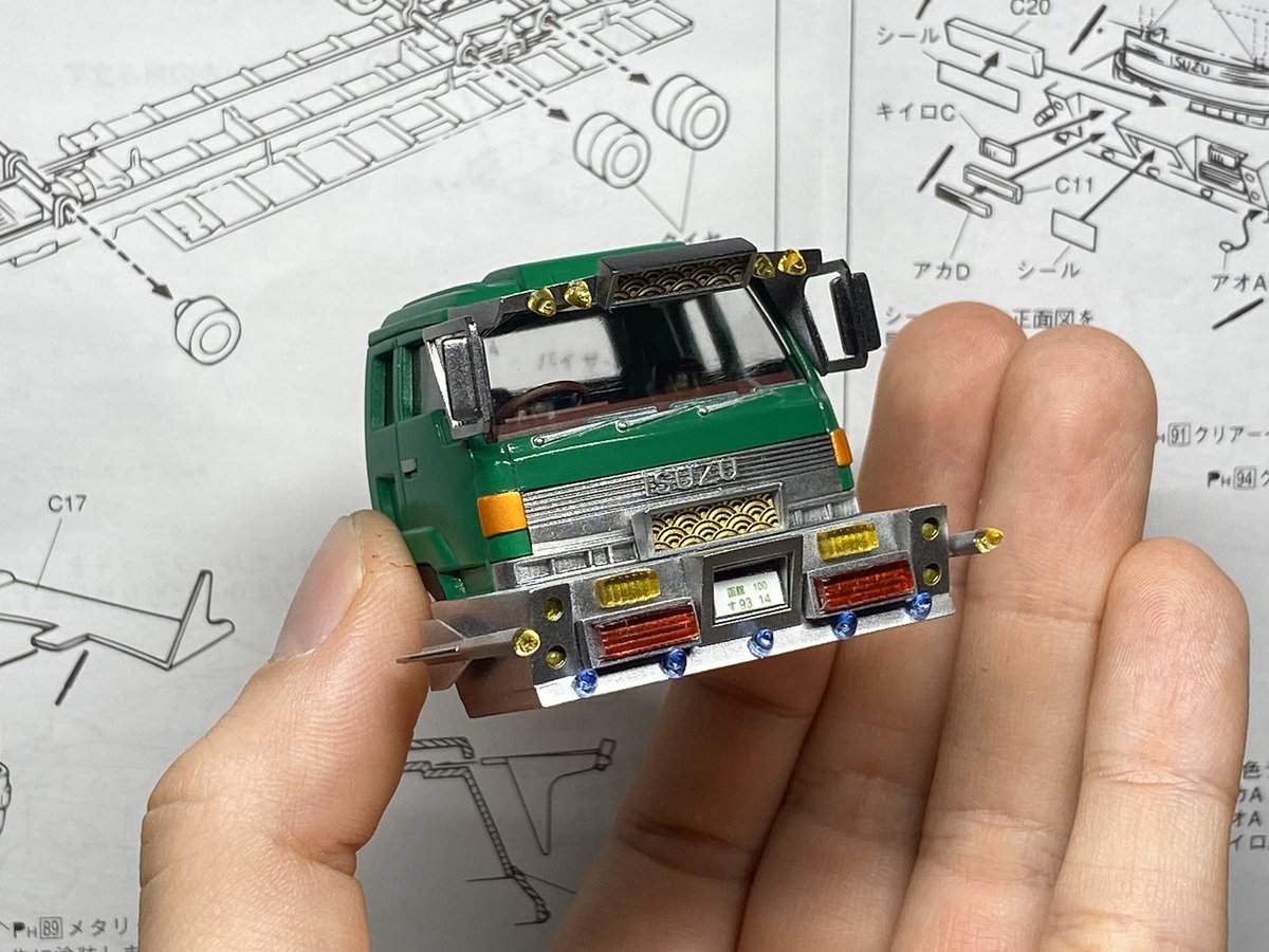 アオシマ・ミニデコトラ、今日一日ずっと塗装してた。このサイズなのに