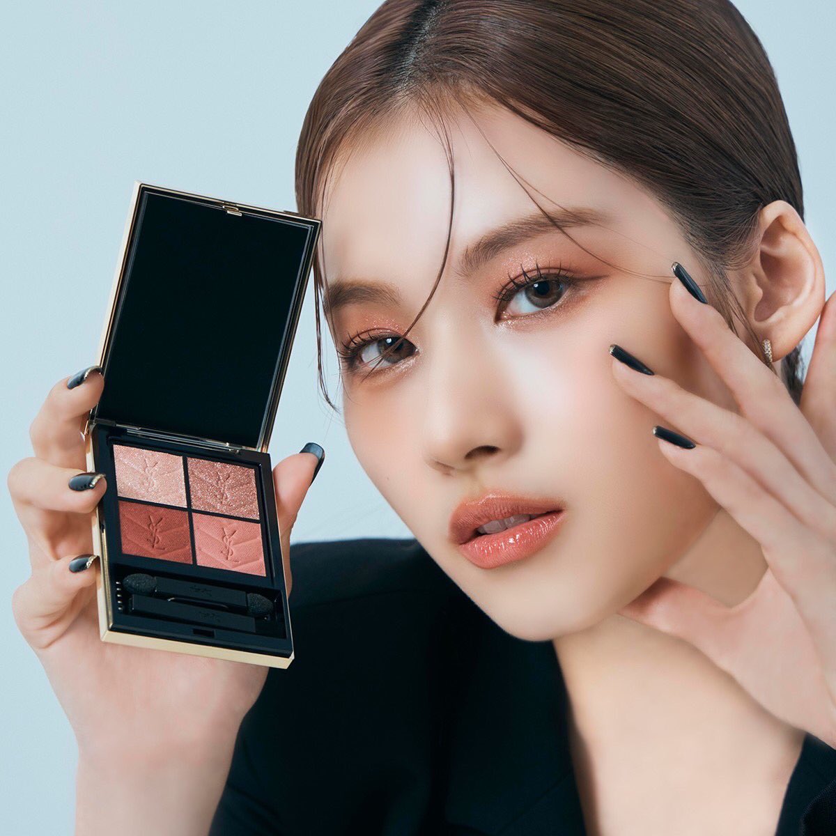 イヴ・サンローランの新アイシャドウ「クチュールミニクラッチ」の新