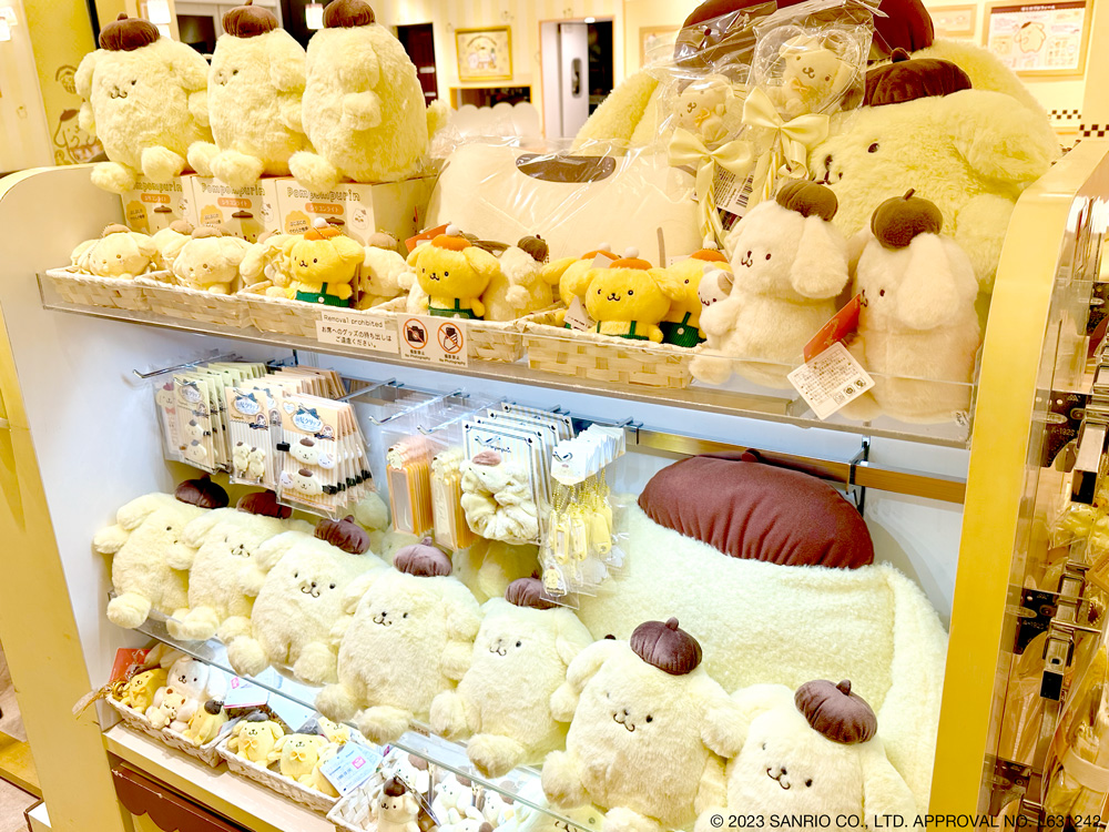 現在ポムポムプリン カフェではたくさんのポムポムプリングッズを
