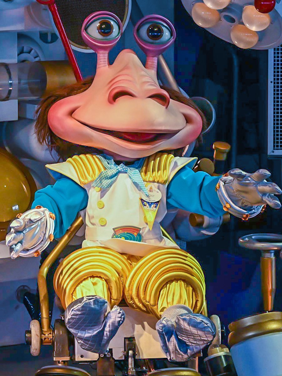 ガーランドをつけたトニー・ソラローニも☆ 東京ディズニーランド