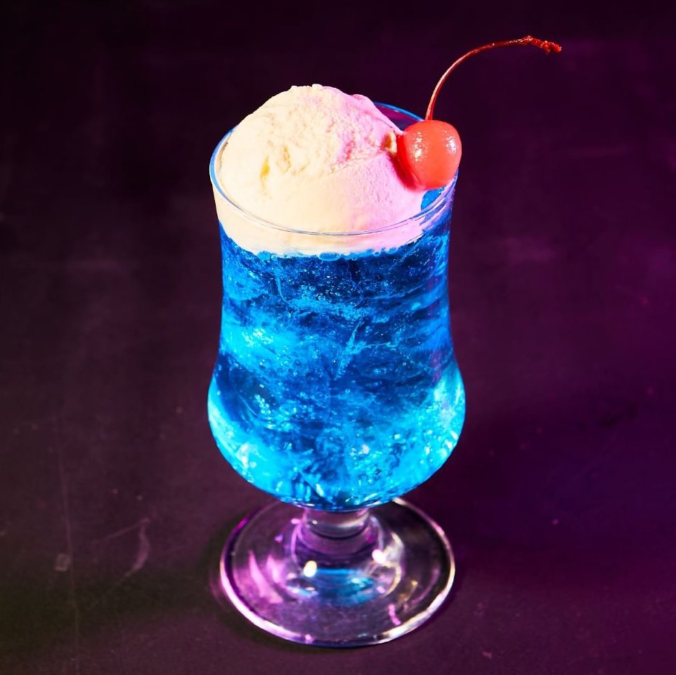 クリームソーダ ブルーハワイ🌊 綺麗な青色が映える1杯！ キッサカバは
