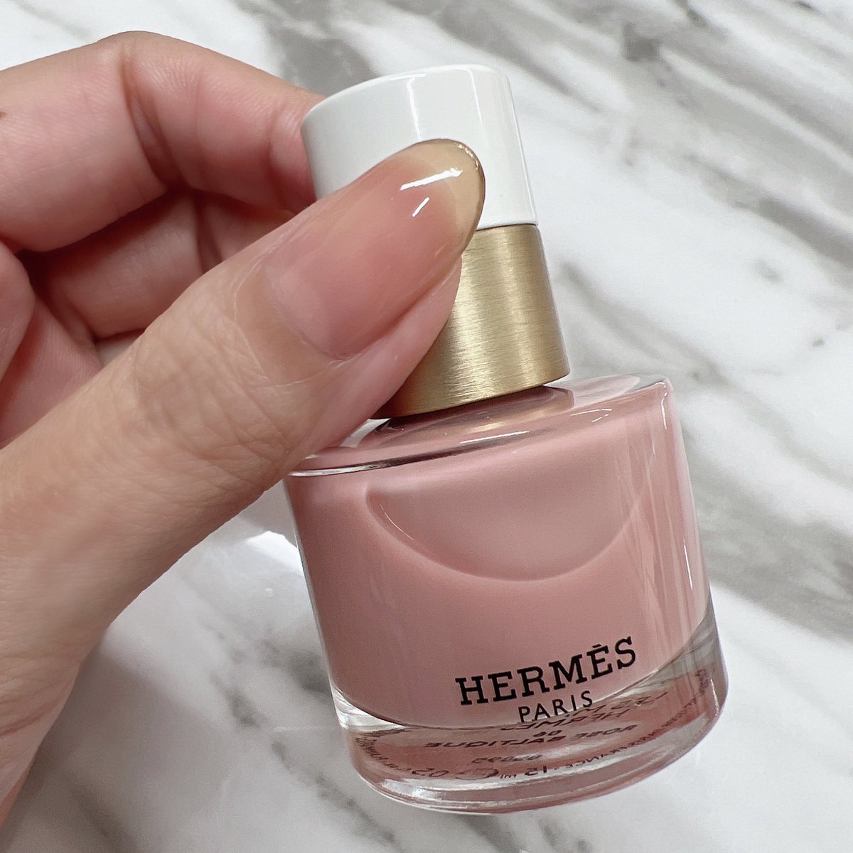 エルメスのネイル、06番。何となくこの色は好みな気がすると思って選ん