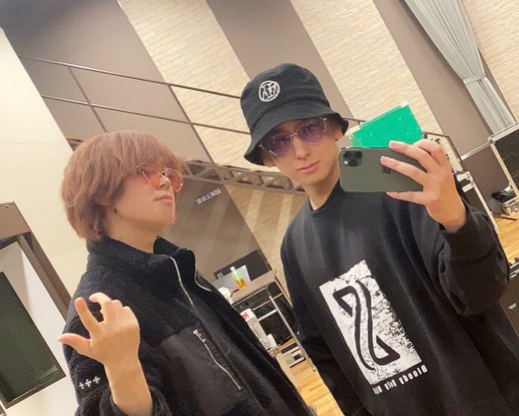 しまさかグッズ！！サングラスとトレーナー着てみたよ！イケイケすぎん