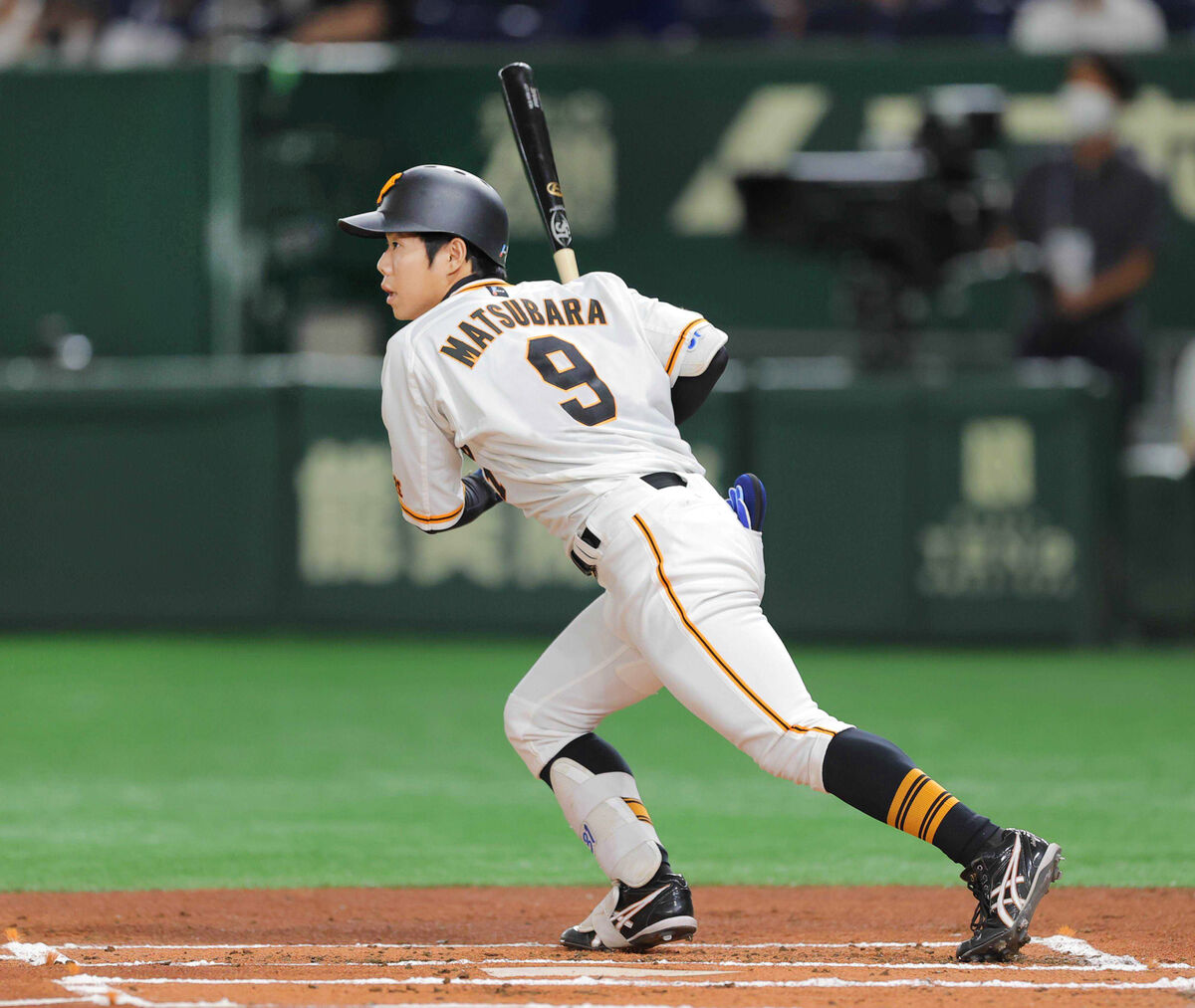 松原聖弥 、 #亀井善行 コーチの背番号「9」継承 3度目の変更で初の1