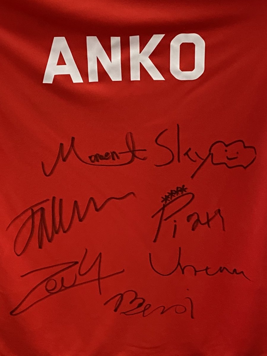 SKT T1のシャツに有名人たちのサインもらった！ 本当にうれしい