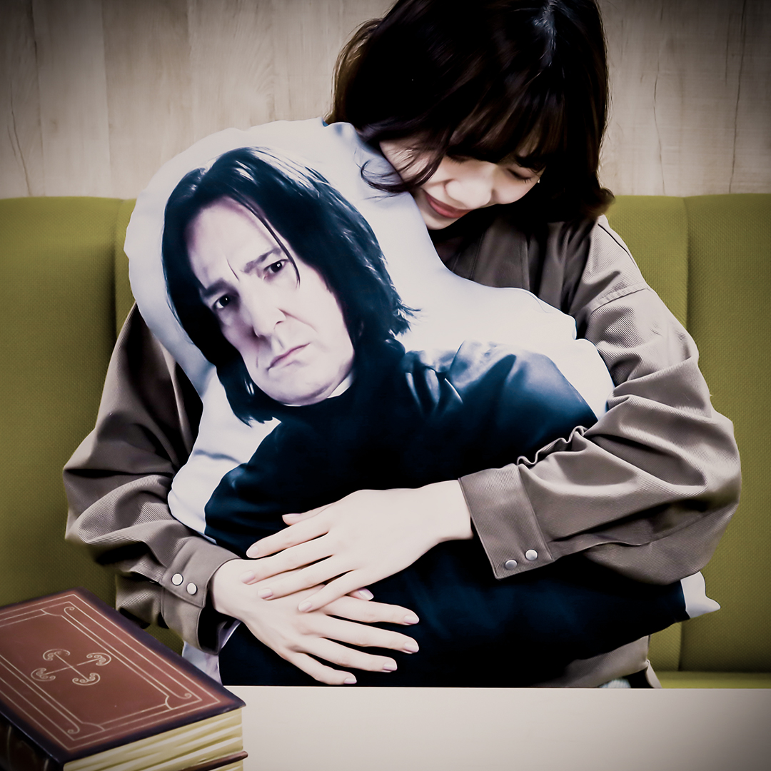 🐍あのスネイプ先生を大きく人型にかたどったクッションが発売