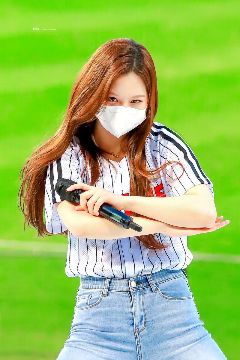 NMIXX ソリュンが始球式に登場⚾️ 過去には #OHMYGIRL や #FROMIS9