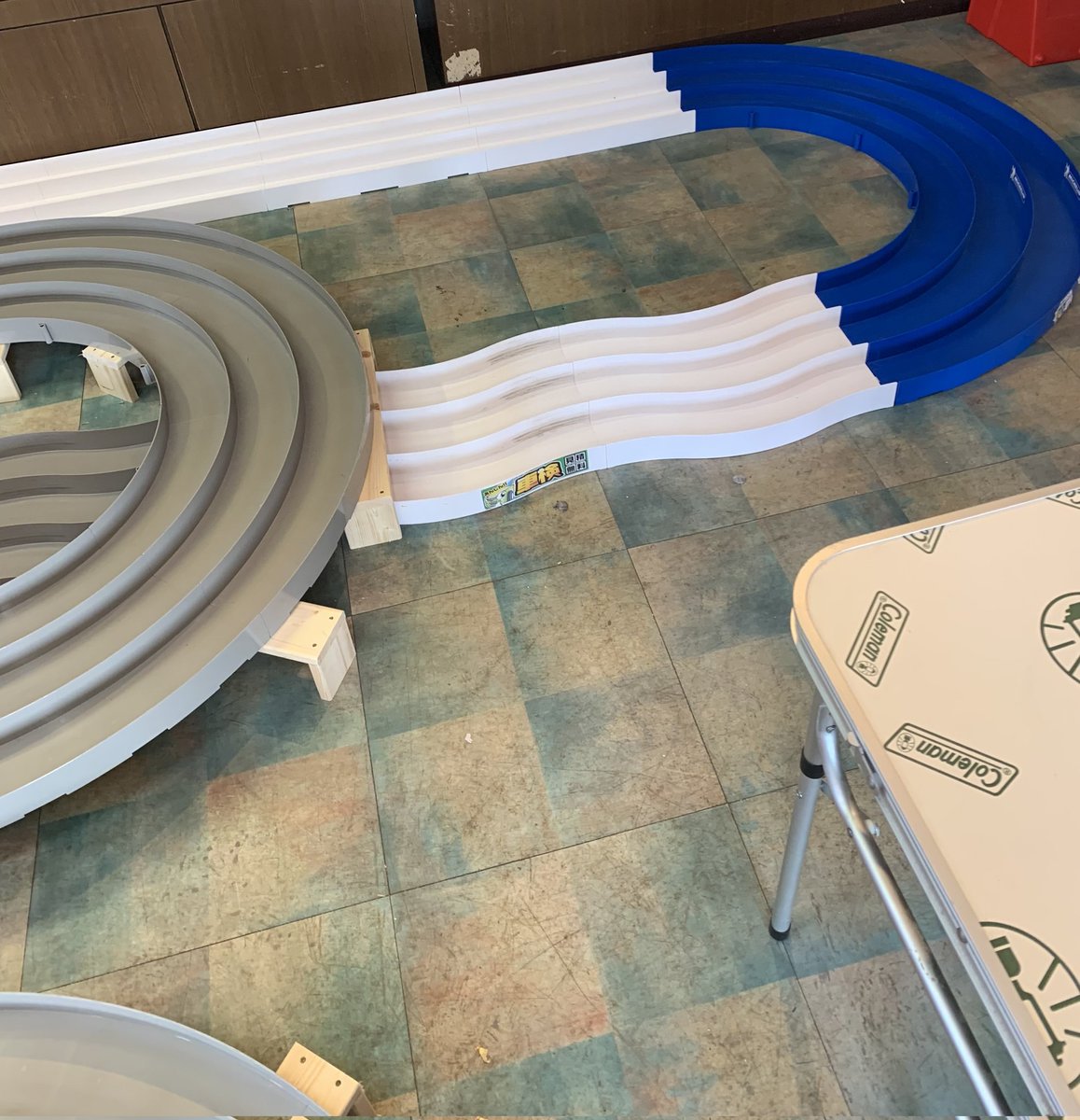 友人に手伝ってもらって、ミニ四駆の自宅コース完成しました(^o