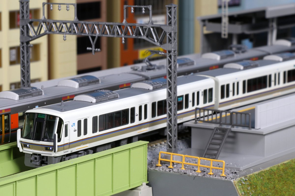 片パンタの221系】 パンタ1基のオーソドックスな4両編成を組む「221系