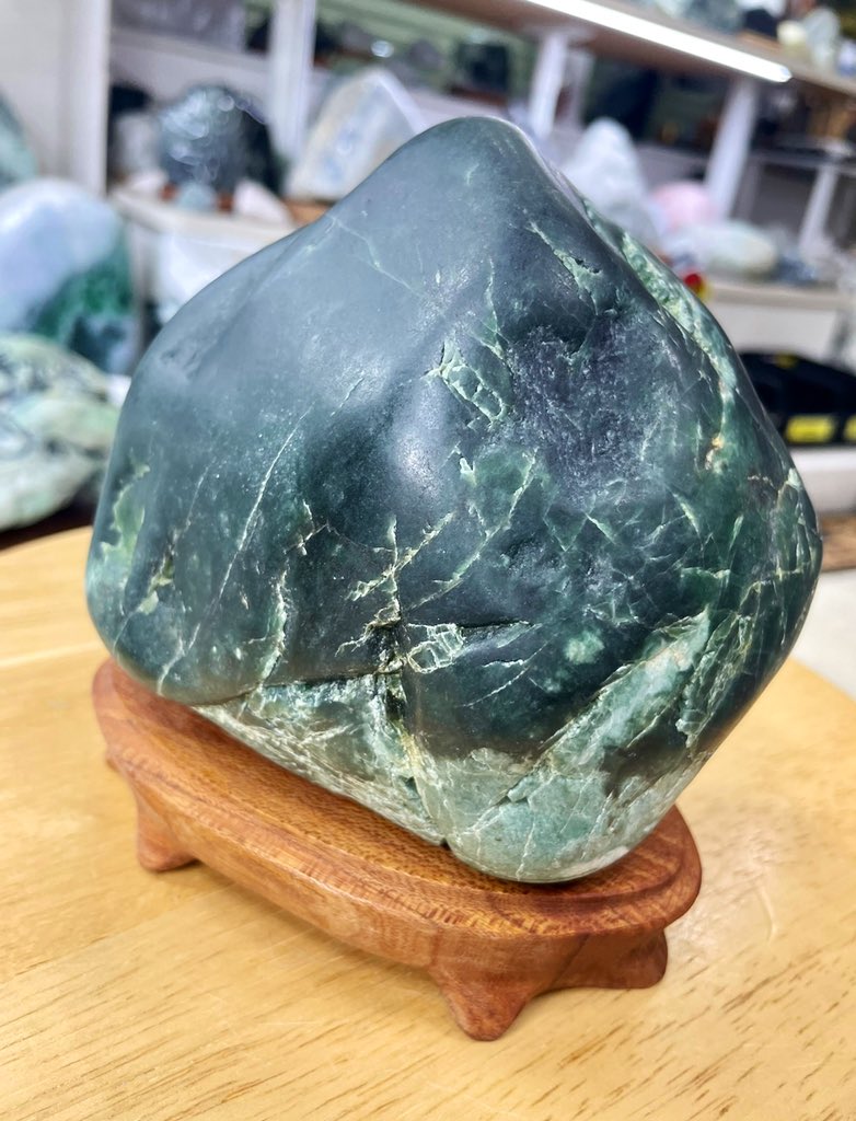 今日のヒスイ(鉱物)は、 「オンファス輝石」です😁 翡翠の緑(翠)色に